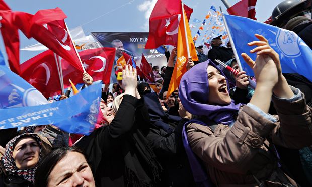 За время правления Эрдогана и партии APK наблюдается откат Турции от светских традиций к религиозным.