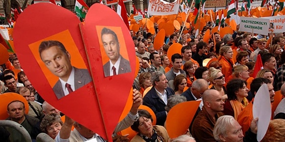 Всё более явный культ личности и авторитарные тенденции Виктора Орбана на фоне патриотических лозунгов всё больше настораживают европейскую общественность.