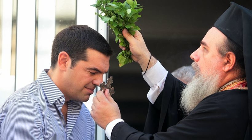 Лидер радикальных социалистов Алексис Ципрас получает благославление. © protothema.gr