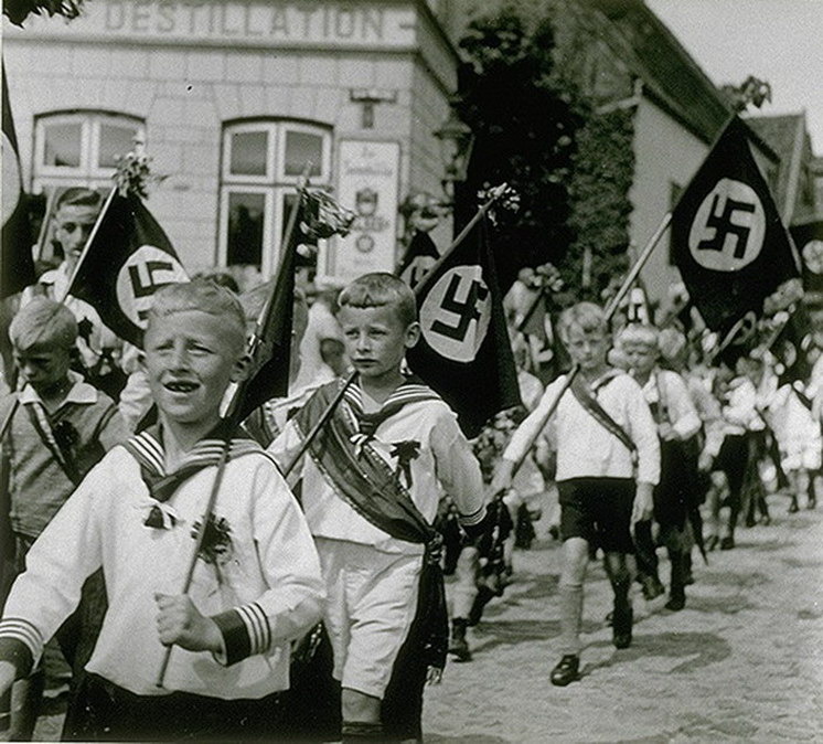 Праздничный парад нацистской молодёжи.