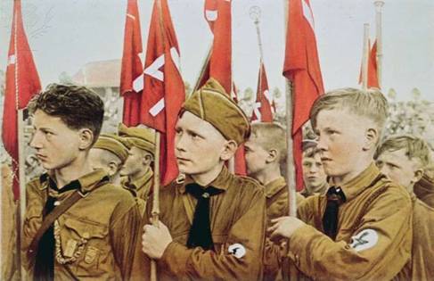 Hitlerjugend. Молодёжи изначально, через ритуалы и атрибутику, прививался культ войны.