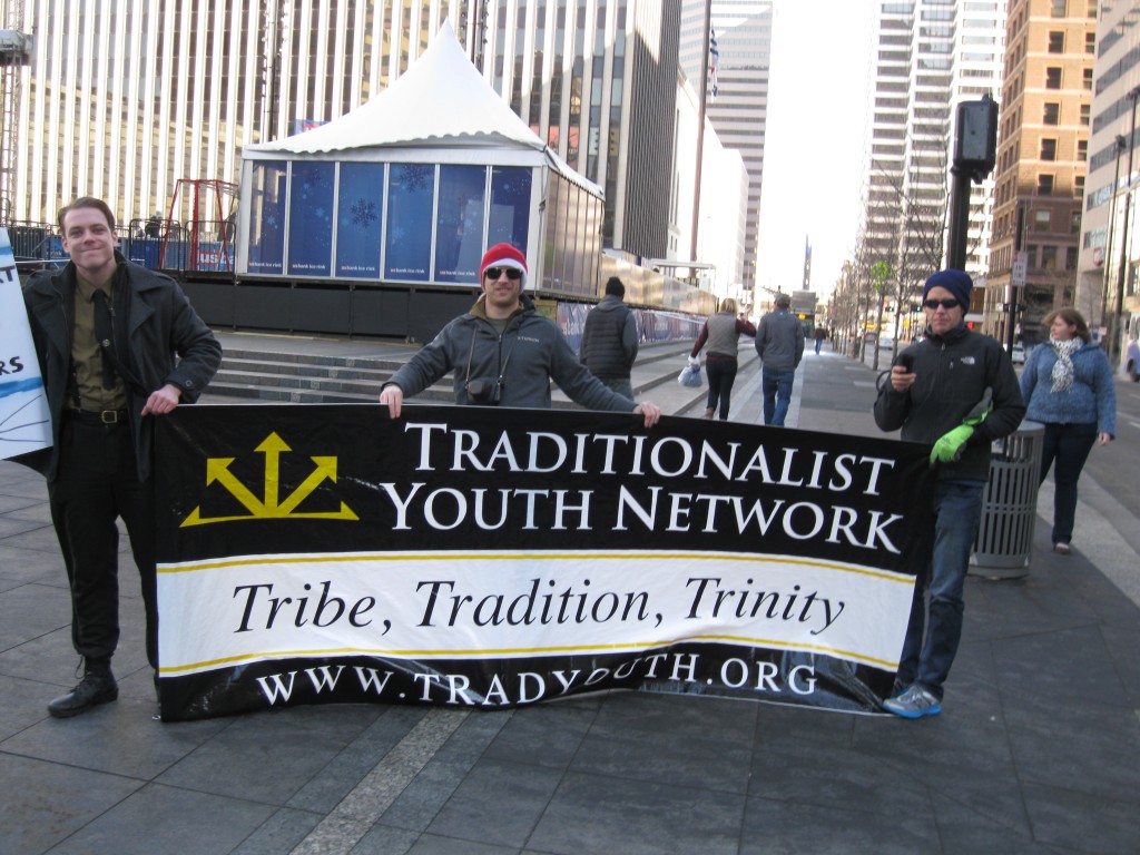 Пикет американского движения молодых традиционалистов. Лозунг на плакате: "Род, традиция, троица".